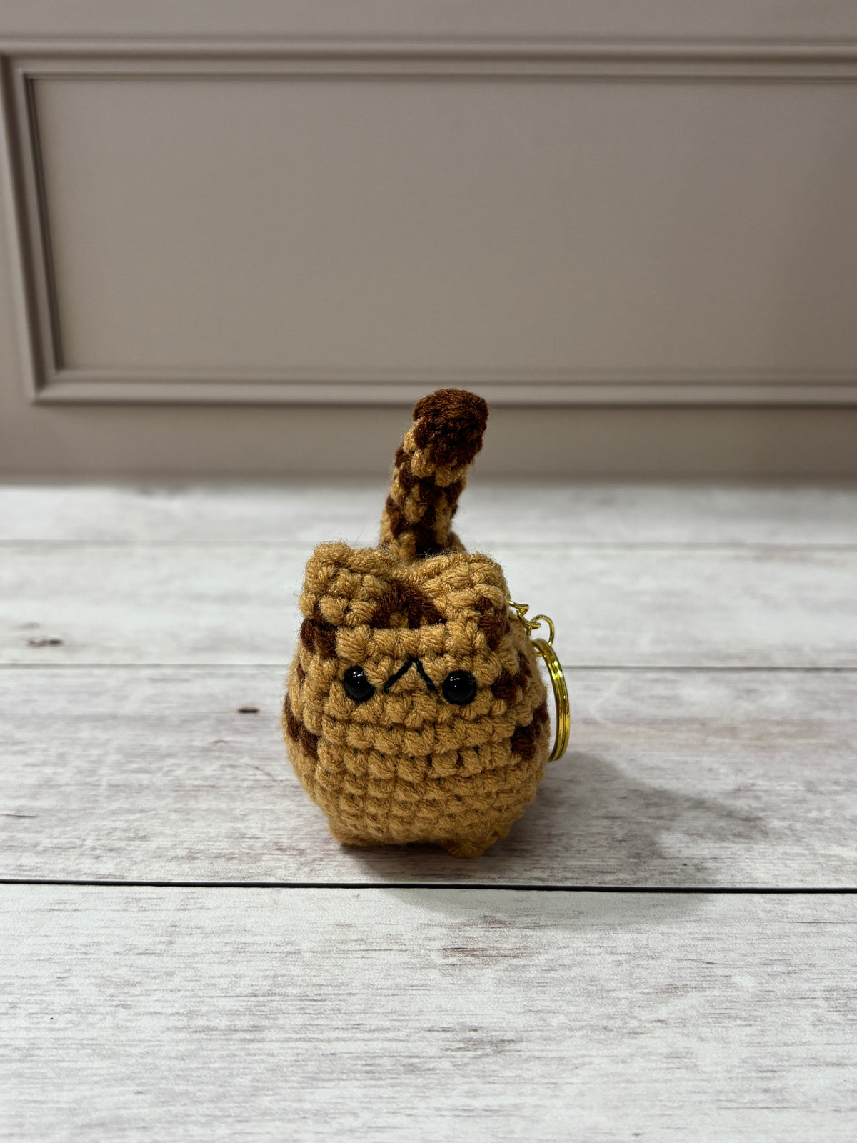 Llavero de gato hecho a mano tejido a crochet ideal para regalar a tu ser querido