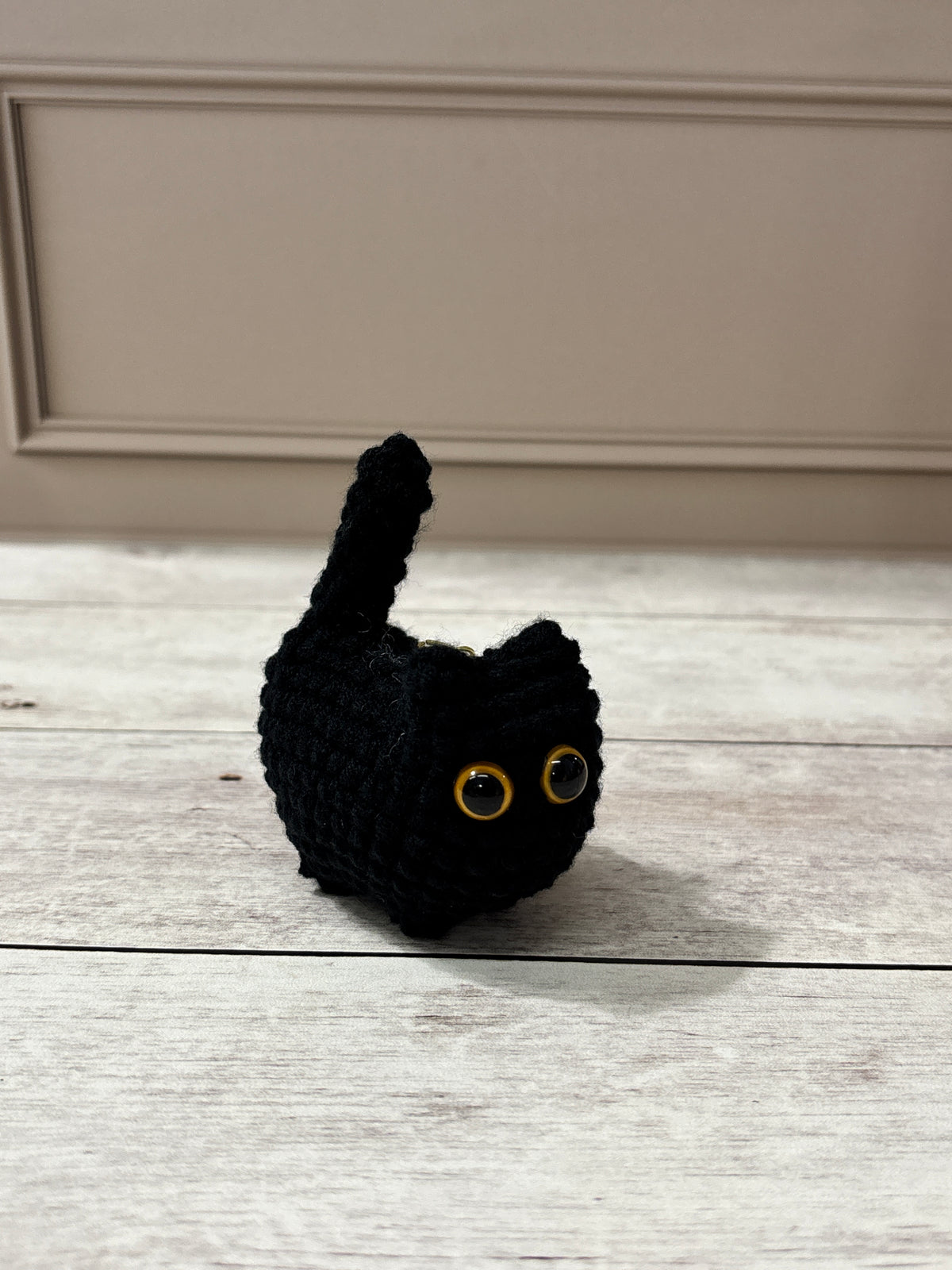 Llavero de gato hecho a mano tejido a crochet ideal para regalar a tu ser querido
